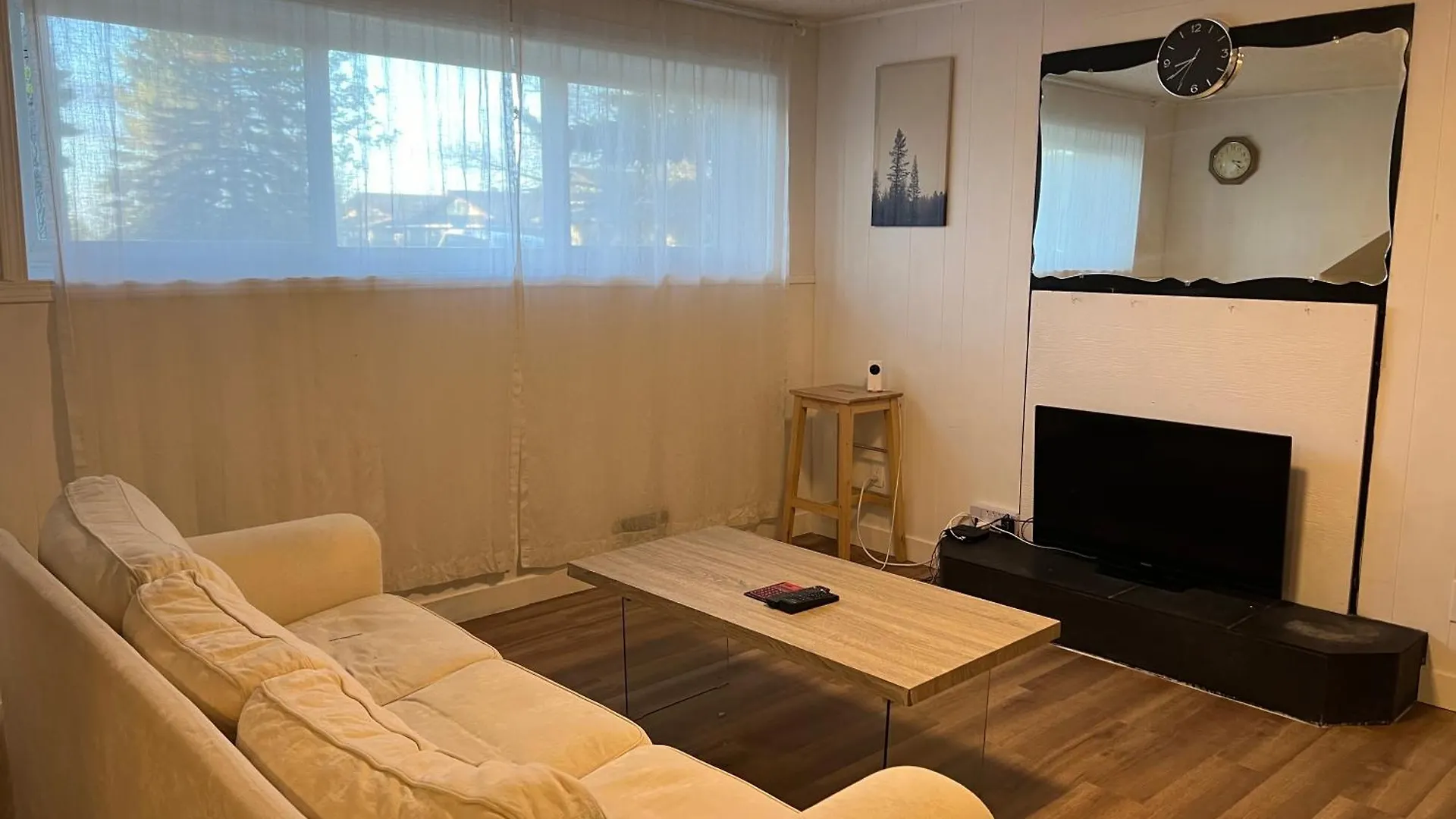 YYC Charming Single House Lower Level בית נופש
