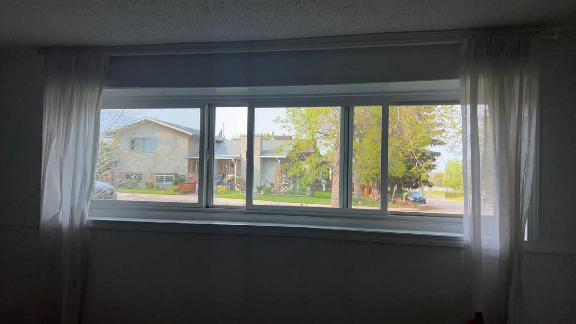 YYC Charming Single House Lower Level 0*,