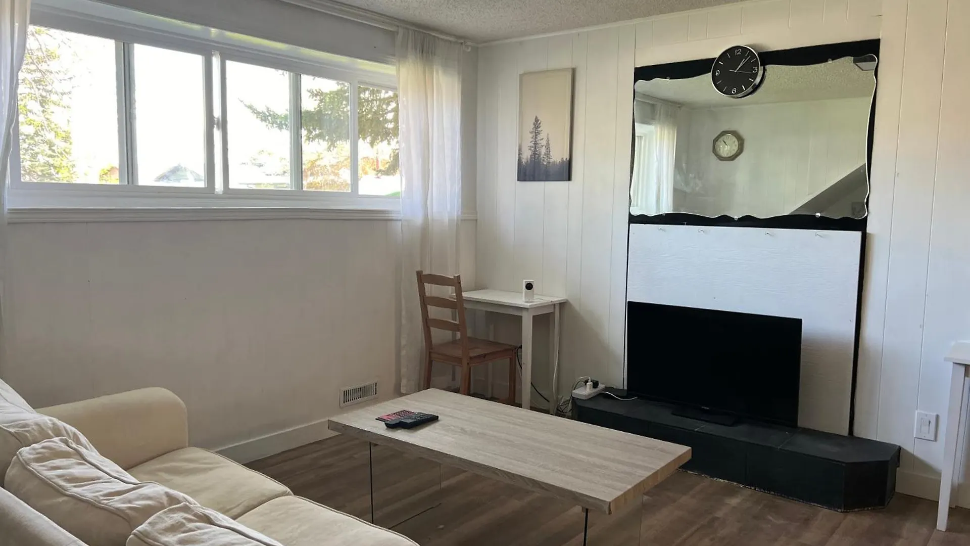YYC Charming Single House Lower Level